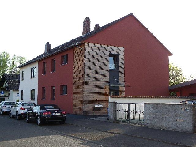Fassade mit Holzelementen